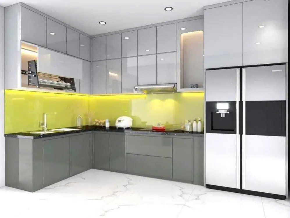 Tủ bếp chữ L Acrylic xám, kính ốp vàng chanh