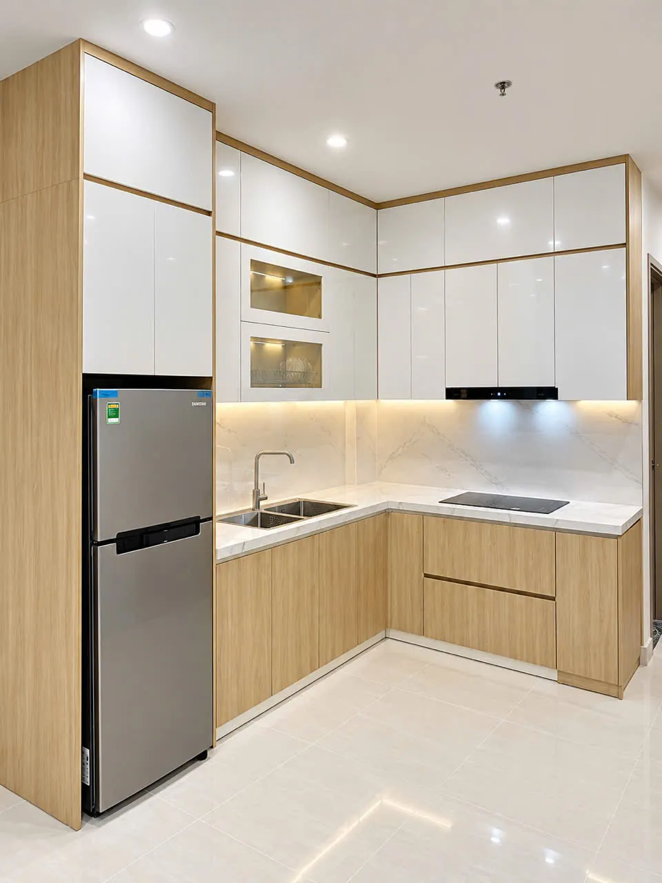 Tủ bếp chữ L vân gỗ – trắng cho nhà phố, căn hộ